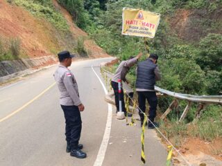 Polsek Linge Patroli Daerah Rawan, Pasang Police Line di Lokasi Jalan Amblas dan Longsor