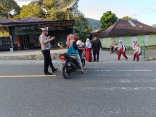Polisi Hadir Jaga Keselamatan, Personel Polsek Silih Nara Lakukan Pengaturan Lalu Lintas Pagi