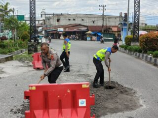 Viral di Medsos, Sat Lantas Polres Bener Meriah Turun Tangan Tambal Jalan Berlubang Demi Keselamatan Pengendara