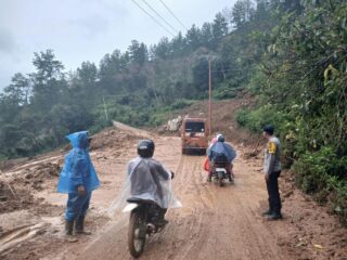 Polsek Lut Tawar Gerak Cepat Tangani Longsor, Akses Jalan Takengon–Bintang Kembali Normal