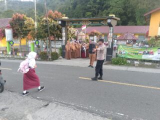 Kepedulian Tanpa Henti, Polsek Silih Nara Atur Lalu Lintas Kawasan Sekolah Demi Keselamatan Pelajar