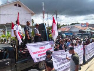 Jangan Ada Yang Luput : Masa Dukung Kajari Berantas Korupsi Di Nias  