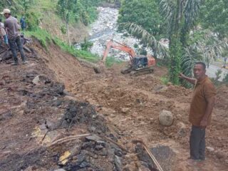 Tujuh Bulan Lumpuh, Warga Buka Jalur Enang-Enang dengan Dana Swadaya