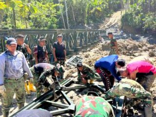 Di Sungai Sawo Sitoluori, Satgas Kodam I/BB Lanjutkan Konstruksi Jembatan Modular