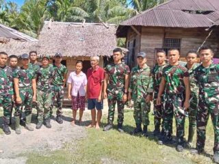 Aksi Nyata TNI : Bongkar Rumah Lama, Wujudkan Harapan Baru Bagi Warga Iraonogaila