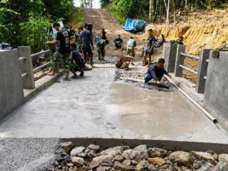 Demi Akses Lancar Warga, TNI Terus Bangun Jembatan di Desa Botombawo Nias Utara