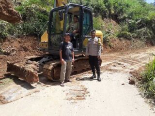 Tak Menunggu Bantuan, Warga Andalkan Swadaya Untuk Bersihkan Material Longsor