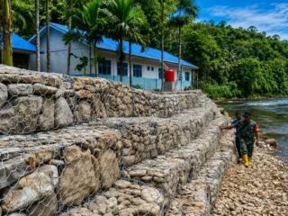 Wujud Kasih untuk Generasi Penerus : Benteng Harapan di Tepi Sungai Susua: Lindungi Gedung SMPN 5 Mazo