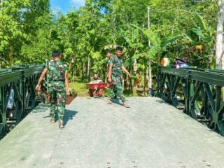 Satgas Karbak TNI AD Rajut Jembatan Penghubung Mimpi di Sungai Fauro Faete
