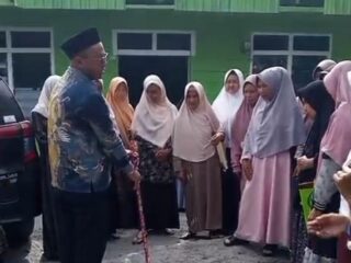 Penyuluh KUA Timang Gajah Ukur Kiblat saat Rasydul Qiblah