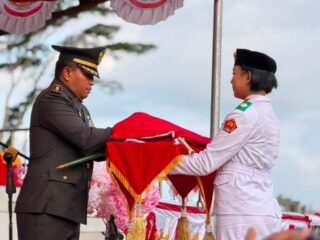 Dandim 0213/Nias Pimpin Upacara Penurunan Bendera HUT ke-81 RI di Nias Barat