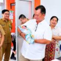Melalui Inovasi BERSERI, Wali Kota Gunungsitoli Serahkan Akta Kelahiran Bayi, Perkuat Pemenuhan Hak Identitas Anak